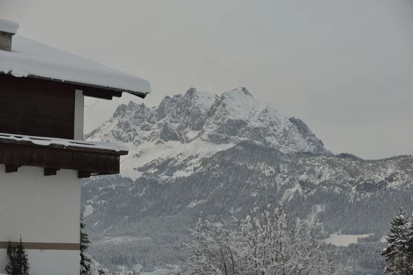 雪覆盖屋顶和美丽的山景观 — 图库照片