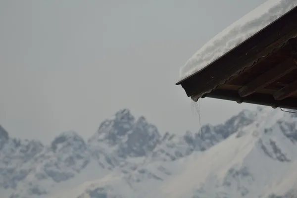 雪覆盖屋顶和美丽的山景观 — 图库照片