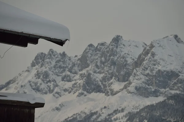 Schneebedecktes Dach und schöne Berglandschaft — Stockfoto