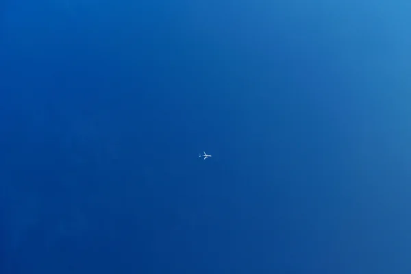 Repülőgép kondenzcsík ellen, blue sky — Stock Fotó