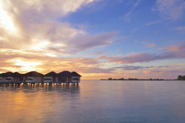 Günbatımında tropik plaj manzarası