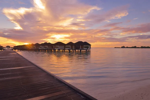 Paesaggio tropicale sulla spiaggia al tramonto — Foto Stock