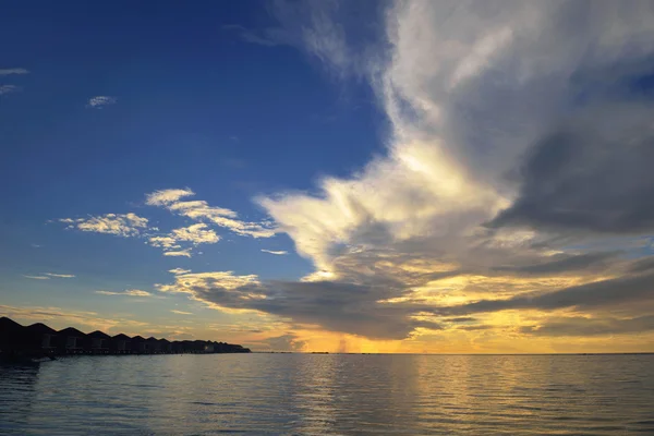 Paysage tropical de plage au coucher du soleil — Photo