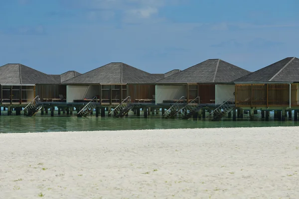 Häuser an einem tropischen Strand — Stockfoto