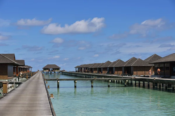 Huizen op een tropisch strand — Stockfoto