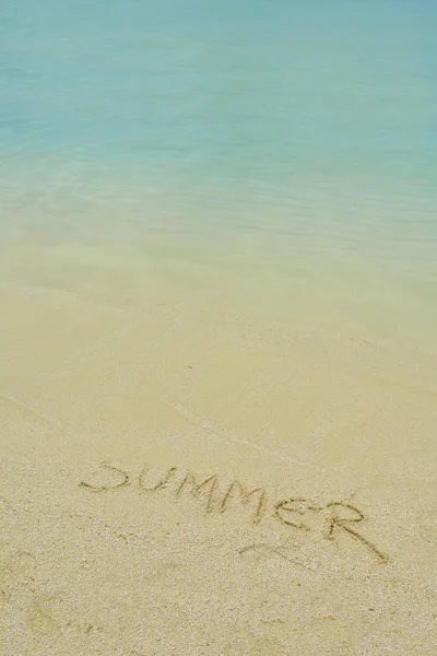 Sommer in den Sand geschrieben — Stockfoto