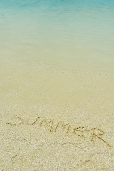 Verão escrito na areia — Fotografia de Stock