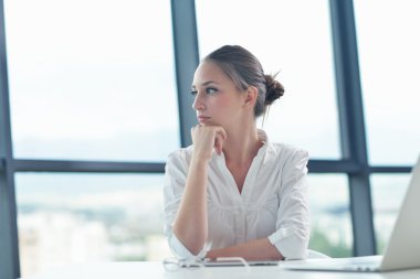 İş kadını ofiste.