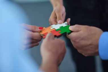 Parçalı bulmaca montaj iş adamları grubu