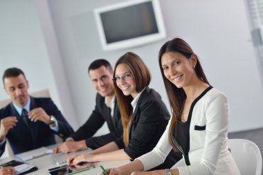 Ofisteki bir toplantıda iş adamları