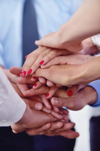 Pessoas de negócios grupo juntando as mãos — Fotografia de Stock
