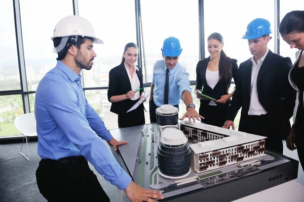 Mensen uit het bedrijfsleven en ingenieurs over de bijeenkomst van — Stockfoto