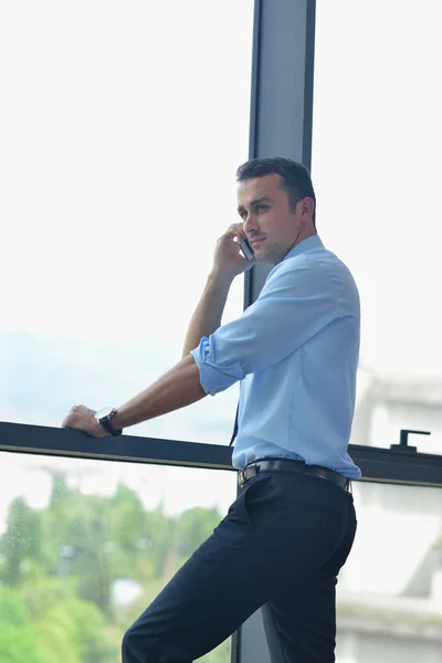 Cep telefonu ile konuşurken iş adamı — Stok fotoğraf