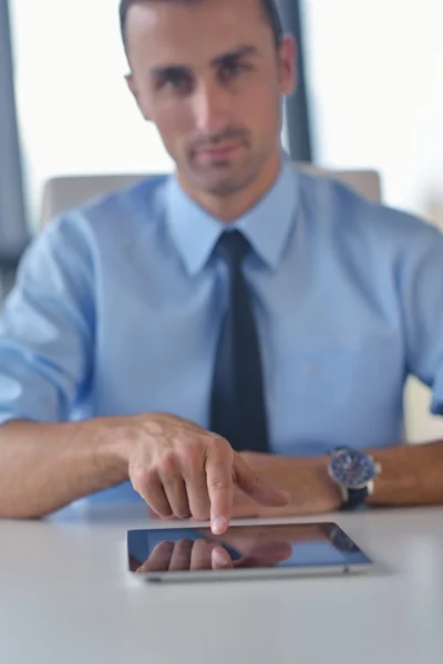 Hombre de negocios utilizar tablet compuer en la oficina — Foto de Stock