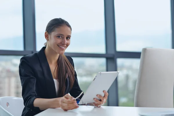 Mujer de negocios en la oficina — Foto de Stock