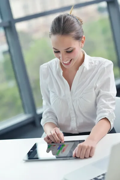 Femme d'affaires au bureau — Photo