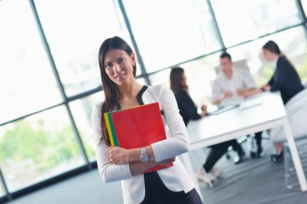 Donna d'affari con il suo personale in background in ufficio — Foto Stock