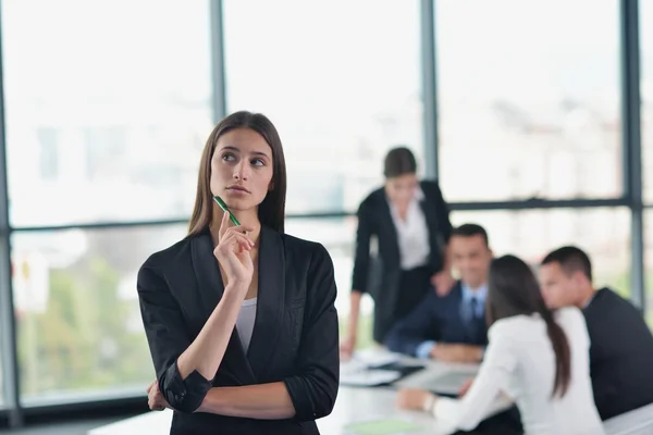 Wanita bisnis dengan staf di latar belakang kantor — Stok Foto