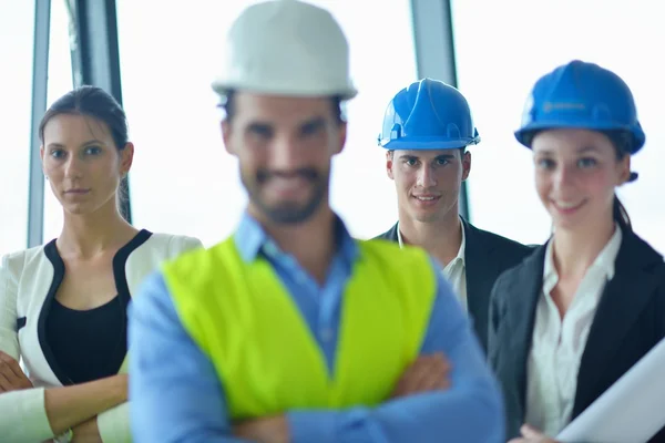 Empresários e engenheiros em reunião — Fotografia de Stock