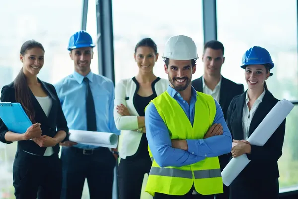 Mensen uit het bedrijfsleven en ingenieurs over de bijeenkomst van — Stockfoto