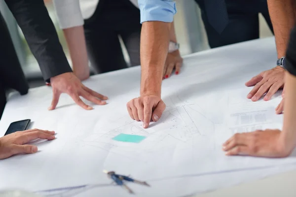 Mensen uit het bedrijfsleven en ingenieurs over de bijeenkomst van — Stockfoto