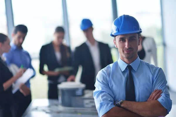 Empresario en casco — Foto de Stock