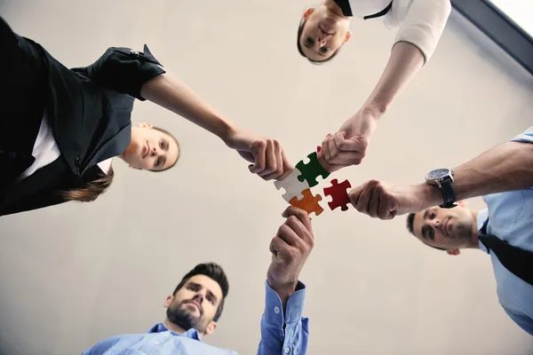 ジグソー パズルを組み立てるビジネス人々 のグループ — ストック写真