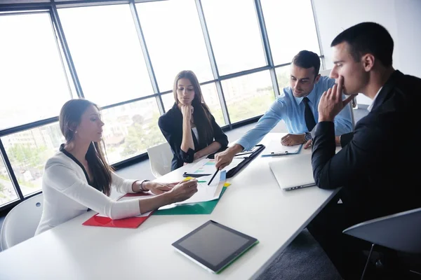 Gente de negocios en una reunión en la oficina — Foto de Stock