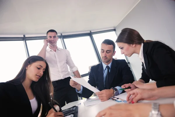 Geschäftsleute bei einer Besprechung im Büro — Stockfoto