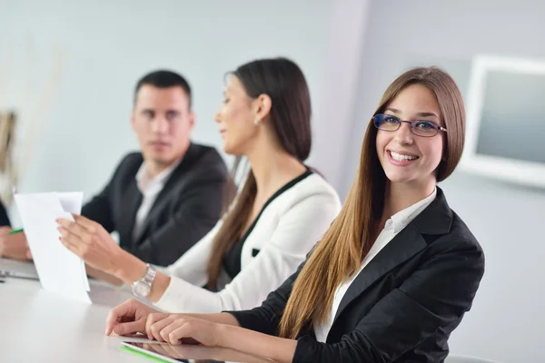 Geschäftsleute bei einer Besprechung im Büro — Stockfoto