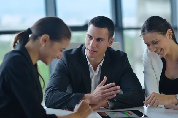 Geschäftsleute bei einer Besprechung im Büro — Stockfoto