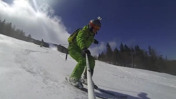 Ski sport hombre cuesta abajo en invierno — Vídeos de Stock