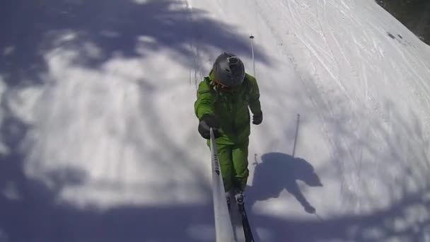 Lyžařský sport muž z kopce v zimě — Stock video