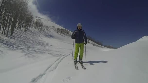 Ski sport hombre cuesta abajo en invierno — Vídeo de stock