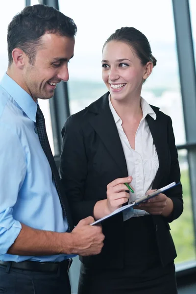 Geschäftsleute bei einer Besprechung im Büro — Stockfoto