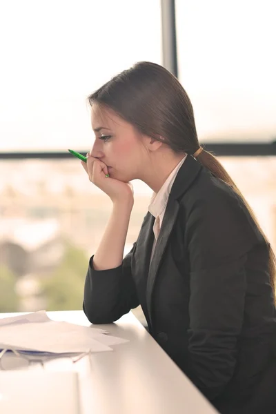 Zmęczony biznes kobieta w biurze — Zdjęcie stockowe