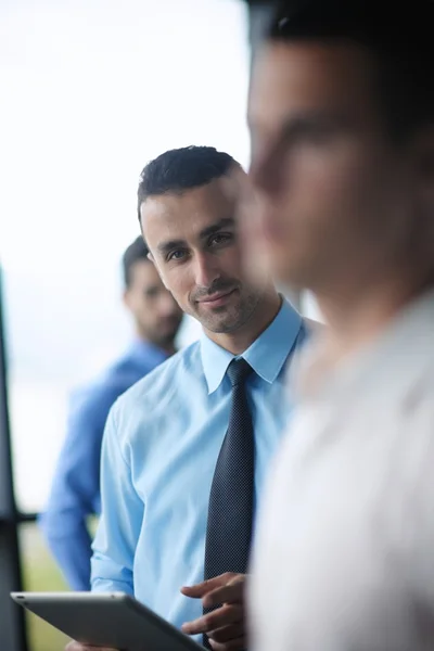 Uomo d'affari che utilizza tablet compuer in ufficio — Foto Stock