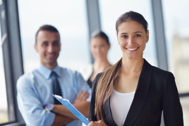 Ofisteki bir toplantıda iş adamları
