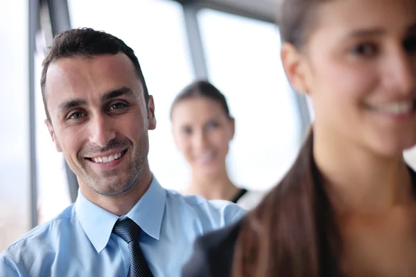 Geschäftsleute bei einer Besprechung im Büro — Stockfoto