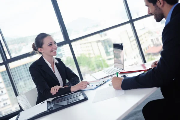 Geschäftsleute bei einer Besprechung im Büro — Stockfoto