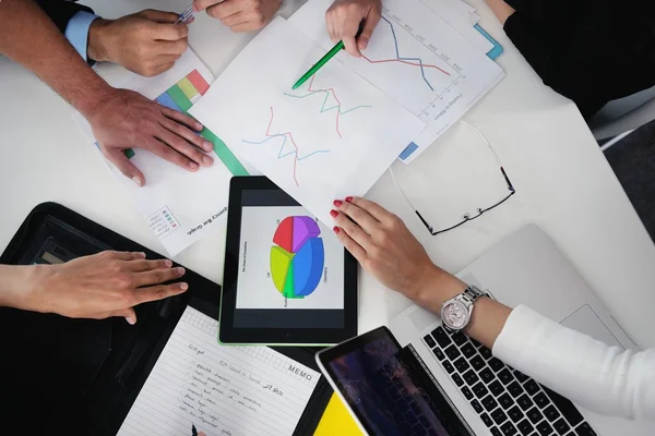 Geschäftsleute bei einer Besprechung im Büro — Stockfoto