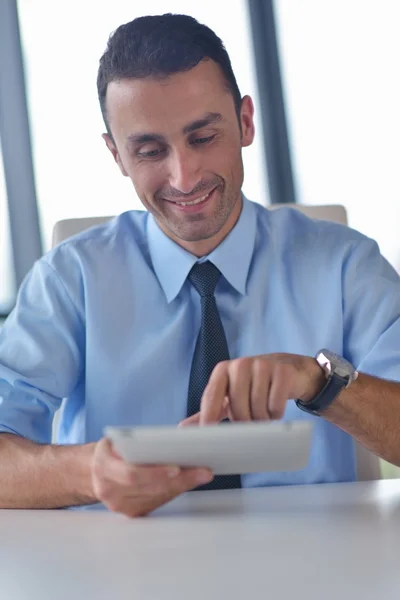 Hombre de negocios usando tablet compuer en la oficina —  Fotos de Stock