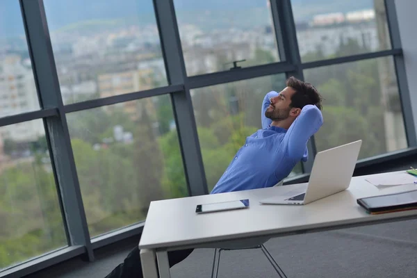 Feliz joven hombre de negocios en la oficina — Foto de Stock