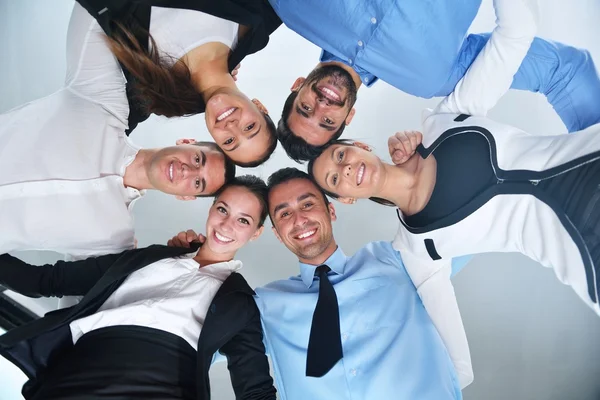 Les gens d'affaires avec leurs têtes ensemble — Photo