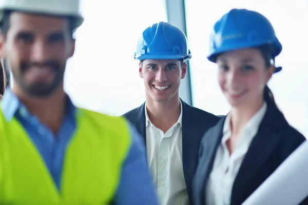 Gente de negocios e ingenieros en reunión — Foto de Stock