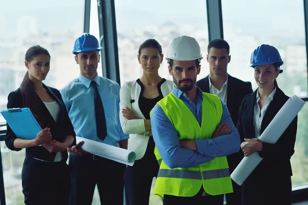 Empresários e engenheiros em reunião — Fotografia de Stock