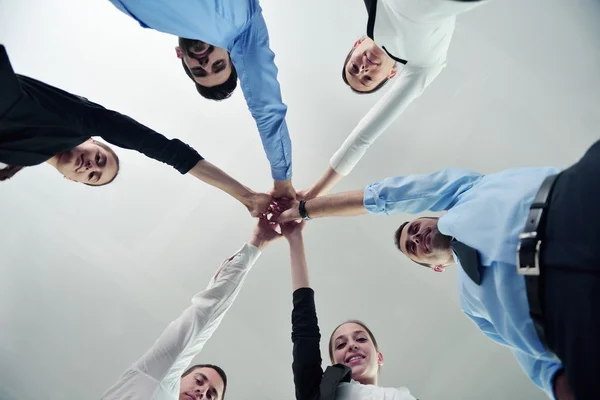 Business folk grupp att gå med händerna — Stockfoto