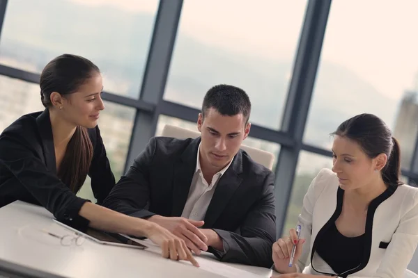 Geschäftsleute bei einer Besprechung im Büro — Stockfoto