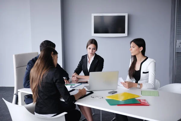 Gente de negocios en una reunión en la oficina —  Fotos de Stock