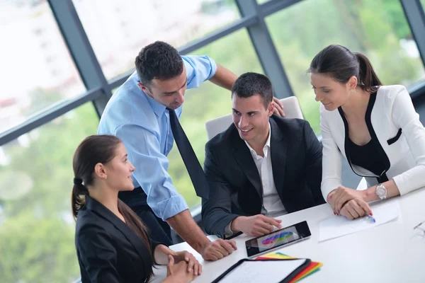 Geschäftsleute bei einer Besprechung im Büro — Stockfoto